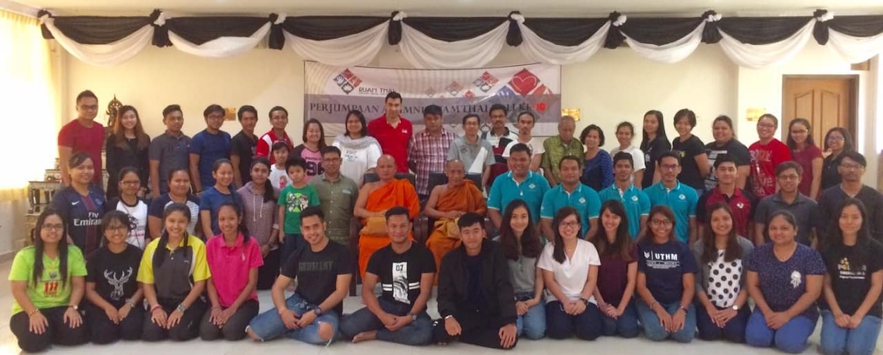Group photo of attendees at the 10th Ruam Thai Alumni gathering, banner reading Ke-10
