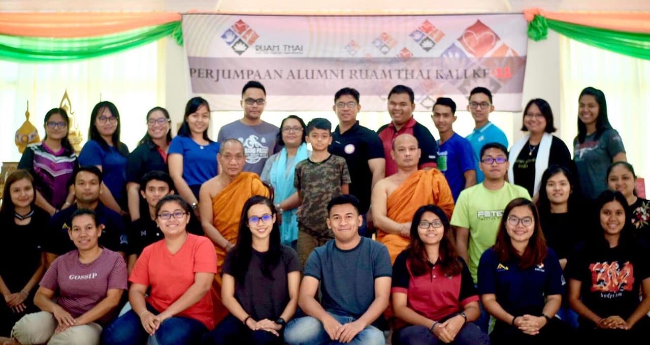 Group photo of attendees at the 11th Ruam Thai Alumni gathering, banner reading Ke-11