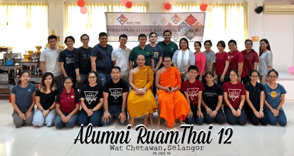 Group photo of attendees at the 12th Ruam Thai Alumni gathering, banner reading Ke-12, Wat Chetawan Selangor 19 Jan 19