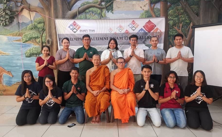 Group photo of attendees at the 13th Ruam Thai Alumni gathering, banner reading Ke-13