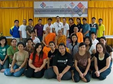 Group photo of attendees at the 8th Ruam Thai Alumni gathering, banner reading Ke-8