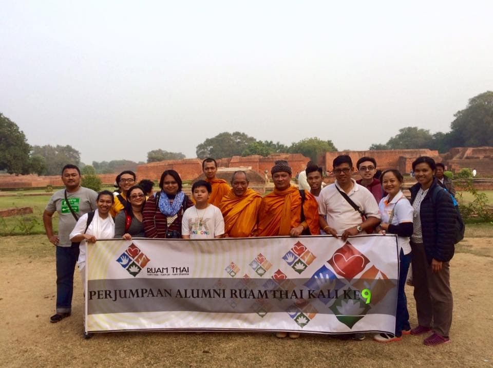 Group photo of attendees at the 9th Ruam Thai Alumni gathering, banner reading Ke-9